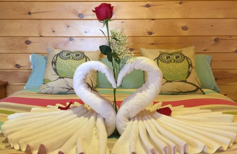 Cama de matrimonio con decoración de suplemento romántico